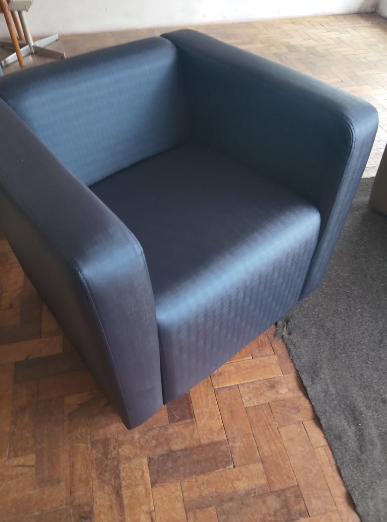 Poltrona cubo azul-escuro de linhas retas