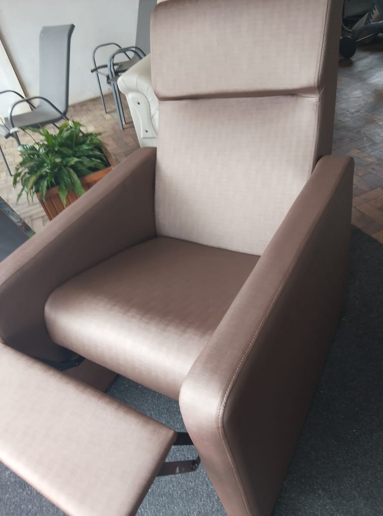 Poltrona reclinável marrom-clara em ambiente interno